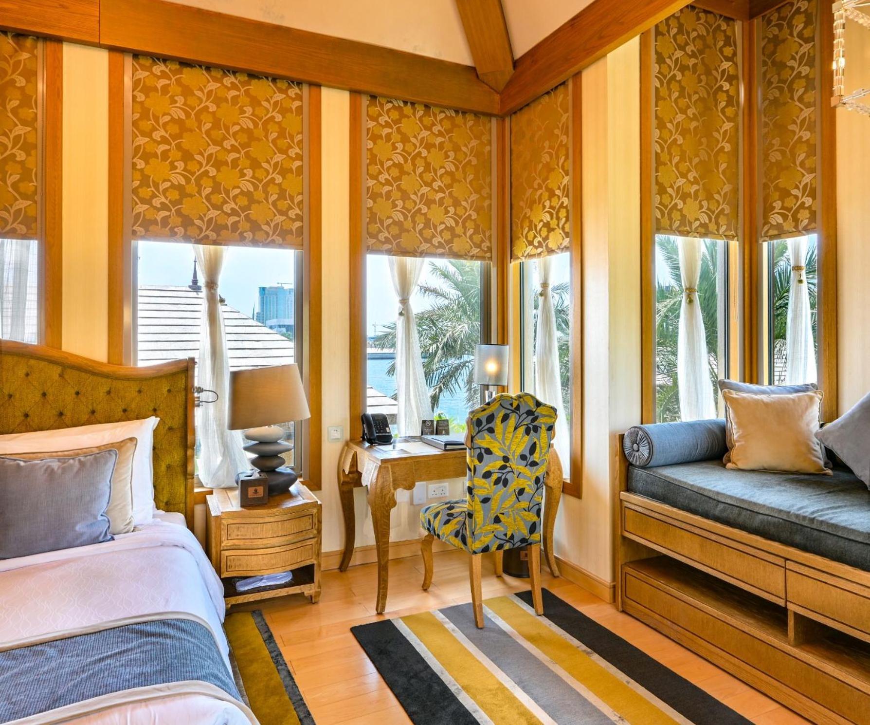 Palavra Resort Manama Exterior photo A room at the Oberoi Dubai